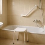 Salle de bain sécurisée avec tabouret de douche et barre d'appui
